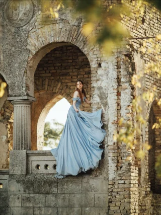 Waking up in a place that carries echoes of the past—where every step feels like the start of a new journey, and every corner whispers its hidden secrets. 💫

Photography @jovanarikalo 
Model @tijanawolf 
Dress @margoconcept 

More of my work you can find at 👇🏻 
www.jovanarikalo.com 

#FineArtPhotography #CreativePhotography
#Photography #PhotographyInspiration
#CastlePhotoshoot #PhotographyIdeas