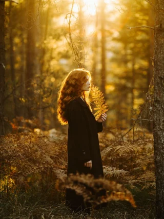 Every year, I wait for fall and its beautiful palette — when the world wraps itself in warm orange tones and dancing leaves 🍂✨
Leaves are such a magical element in photos… they can tell so many different stories, with just a single gesture or movement.

These photos happened spontaneously 3 years ago, while we were on our way back home from a shoot — we had just 10 minutes, but creativity doesn’t need more than that. 💛

Photography @jovanarikalo 

More of my work you can find at 👇🏻 
www.jovanarikalo.com 

#FineArtPhotography #CreativePhotography
#ArtPhotography #PhotographyInspiration
#madewithcc