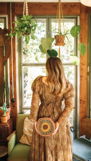 💫🌼 I’ve always been a true bag lover, and every time I buy a new one, I don’t see it as just a bag—but as a small piece of joy that completes my style and suits each occasion. I completely fell in love with these handmade purses, crafted with so much care by this talented lady. 

Video @fragment_frame 
Coat @linennaive use code JOVANA8 for a discount 

More of my work you can find at 👇🏻 
www.jovanarikalo.com