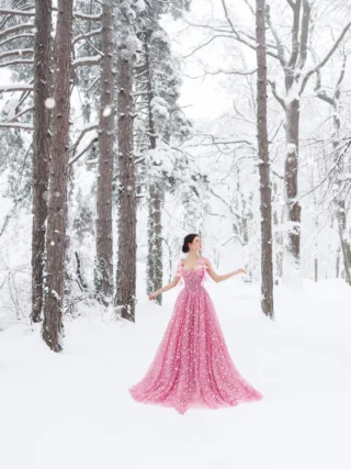 Lost in the woods ❄️

Do you ever feel stuck inside your own thoughts, circling the same ideas again and again?

You feel the urge to create, to speak, to move forward—yet somehow you pause and stay still.

Sometimes, all you need is to stop and truly look around.

Imagine standing beneath a white blanket of snow, where nothing is visible at first glance.

Not because your ideas are gone, but because they are quietly resting—

waiting for you beneath the most magical, untouched snowy cover. 🌸 

Photo by @jovanarikalo 
Model @nina.golic 
Dress @teutamatoshi 
Flower @ana_youkhana 

#dreamyphotography #snowmagic #creativephotography