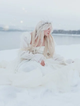 ❄️ These snowy portraits were captured in January, in the middle of freezing cold and heavy rain. We had just 20 minutes to shoot — yet she embraced the moment and never once asked to stop.

Photography @jovanarikalo 
Model @hikameri 
Dress @selkie use my code JOVANRIKALO for a discount (link in bio) 
Crown: @magaela_accessories 

#creativephotoshoot #snowstorm #portraitphotography #magicworld #photography