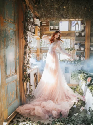 “Waking up in Spring” 🌸 Photo day at @fairyoakk organized by me. 

📸 Foto dan je mesto susreta kreativnosti i ličnog izraza — prostor u kom svako dolazi da kreira fotografije za svoj portfolio, u sopstvenoj režiji i sa svojim pečatom.

🧚🏼‍♀️ Svaki učesnik ima individualan pristup, i upravo je u tome lepota — divno je posmatrati kako je neko više usmeren ka portretu, dok neko drugi prirodno naginje ka storytelling-u i slojevitim scenama.

✨ Tokom dana dobijate i smernice koje vam pomažu da nastavite da razvijate svoj stil, gradite sopstvene koncepte i sigurnije koračate u pravcu autentičnog izraza.

Ono što Foto dan čini posebnim nije samo stvaranje fotografija, već zajednica koja se tu rađa — ljudi koji ostaju povezani, podržavaju se i zajedno rastu. 🌸

Photography & photo day @jovanarikalo 
Model @madzarevicminnna 
Dress @edithvalbridal & @chotronette 
Crown @magaela_accessories 

#creativephotography #photodayevent #photographyworkshop